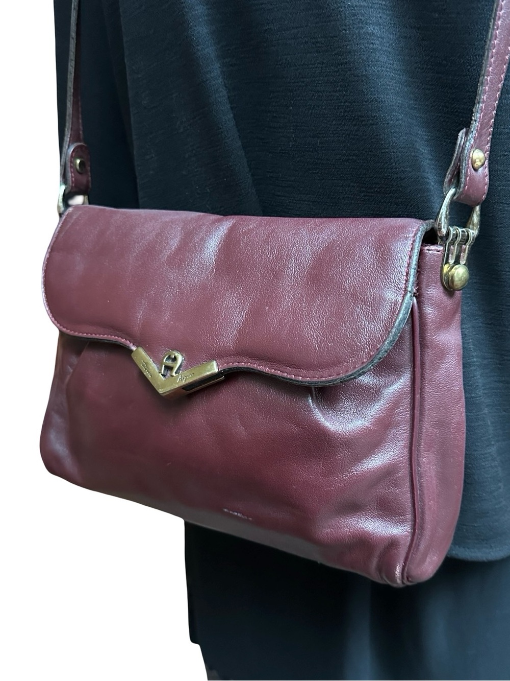 Etienne Aigner Vintage Classic Dark Burgundy Leather Shoulder Bag - Picture 3 of 12